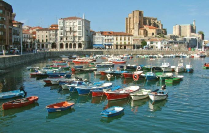 Precioso Apartamento Con Terraza, Pistas De Padel Y Piscinas Lägenhet Castro Urdiales Exteriör bild